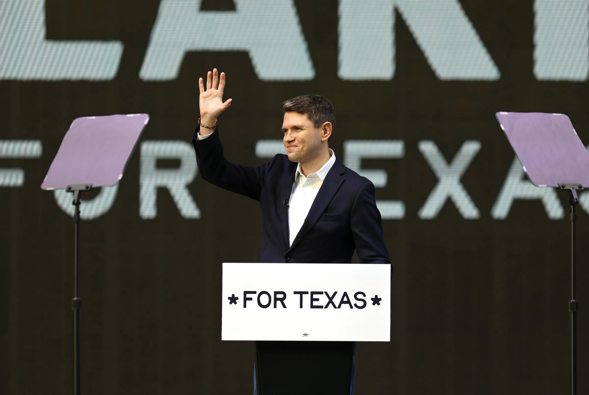 Le candidat démocrate au Sénat du Texas, James Talarico, rassemble ses partisans à Plano