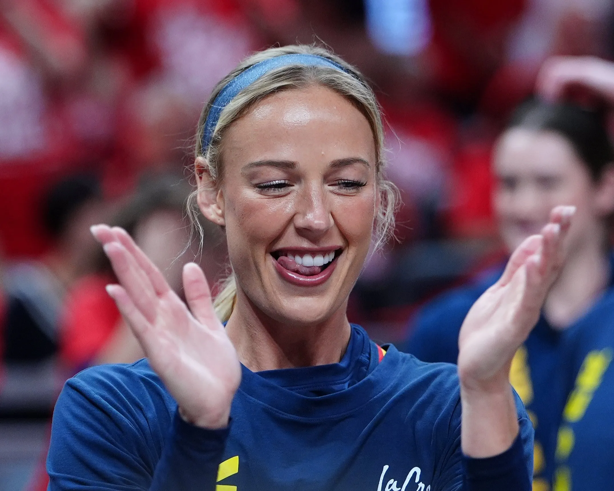 INDIANAPOLIS, IN - 29 SEPTEMBRE : Sophie Cunningham (7), gardienne de l'Indiana Fever, applaudit pendant l'échauffement avant de jouer contre les Aces de Las Vegas lors du deuxième match du premier tour des éliminatoires de la WNBA le 29 septembre.