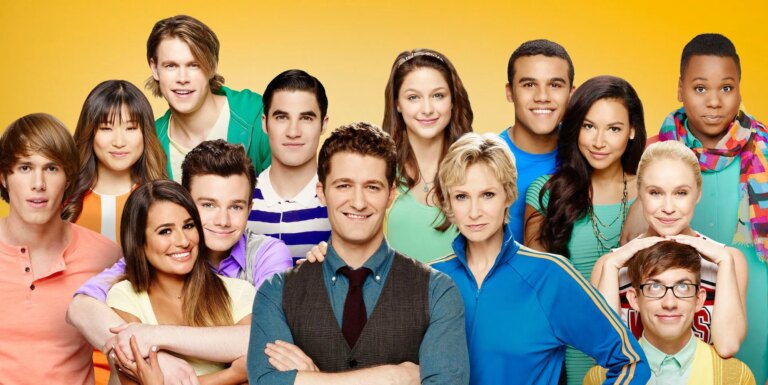 Le redémarrage de Glee a officiellement lieu après que Ryan Murphy a taquiné le retour du casting d'OG Glee cast.