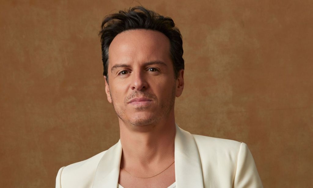 Andrew Scott en costume blanc aux Golden Globes.