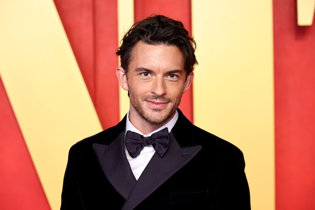 BEVERLY HILLS, CALIFORNIE - 10 MARS : Jonathan Bailey participe à la soirée Oscar Vanity Fair 2024 organisée par Radhika Jones au Wallis Annenberg Center for the Performing Arts le 10 mars 2024 à Beverly Hills, Californie. (Photo de Jamie McCarthy/WireImage)