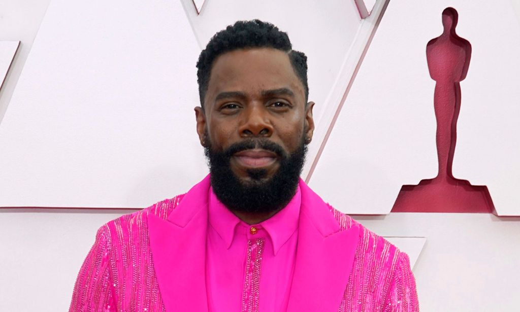 Colman Domingo en costume rose.