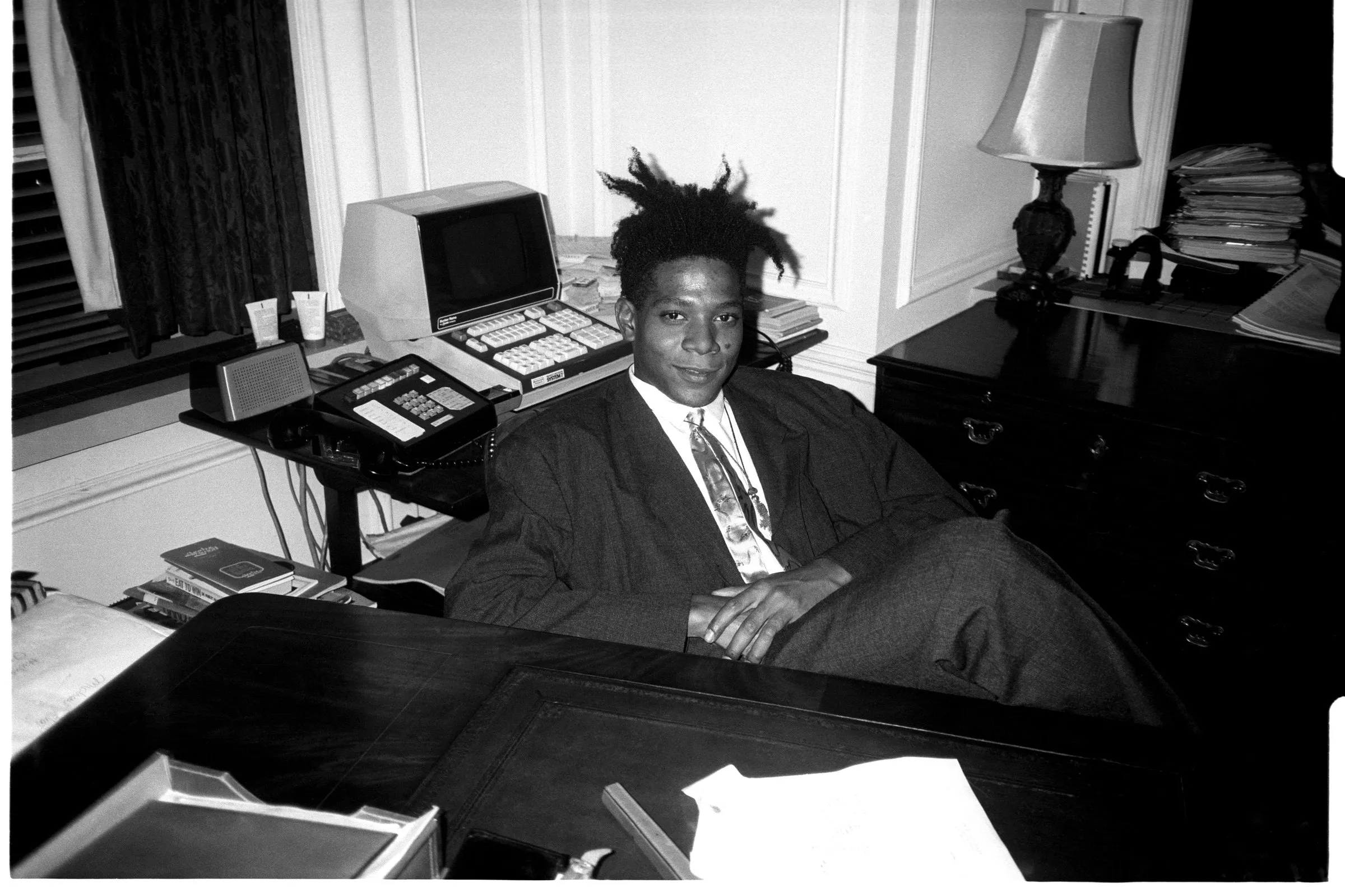 Jean - Michel Basquiat à la fête d'anniversaire surprise de Susanne Bartsch au Rainbow Roof, au bureau de Steven Greenberg, 30 Rockefeller Plaza. Jeudi 19 septembre 1985. (Photo de Patrick McMul