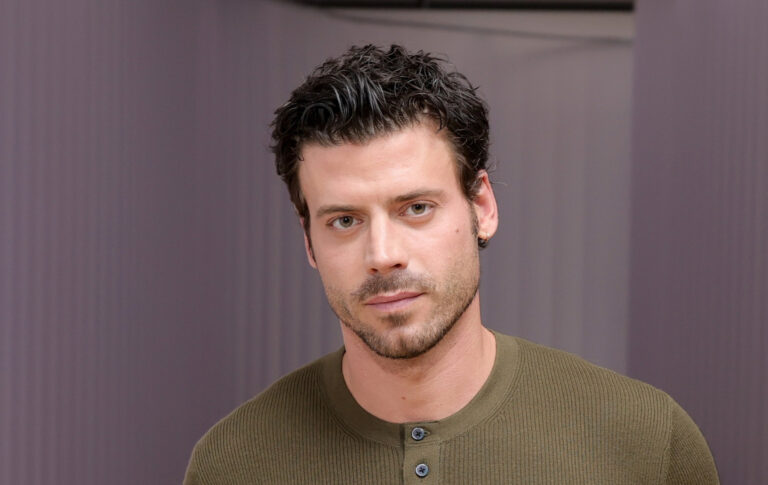 François Arnaud se « protège davantage » après la renommée de Heated Rivalry François Arnaud headshot
