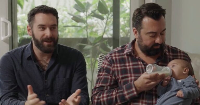 Un père gay qui a frappé un « influenceur MAGA » dans une vidéo virale ne fera pas face à des accusations David and Anthony Vulin with their son, Ante.