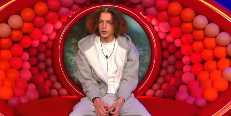 Omar de Big Brother nie tout mauvais comportement alors qu'il reçoit un avertissement concernant le traitement de Rhianna Big Brother gave Omar a warning