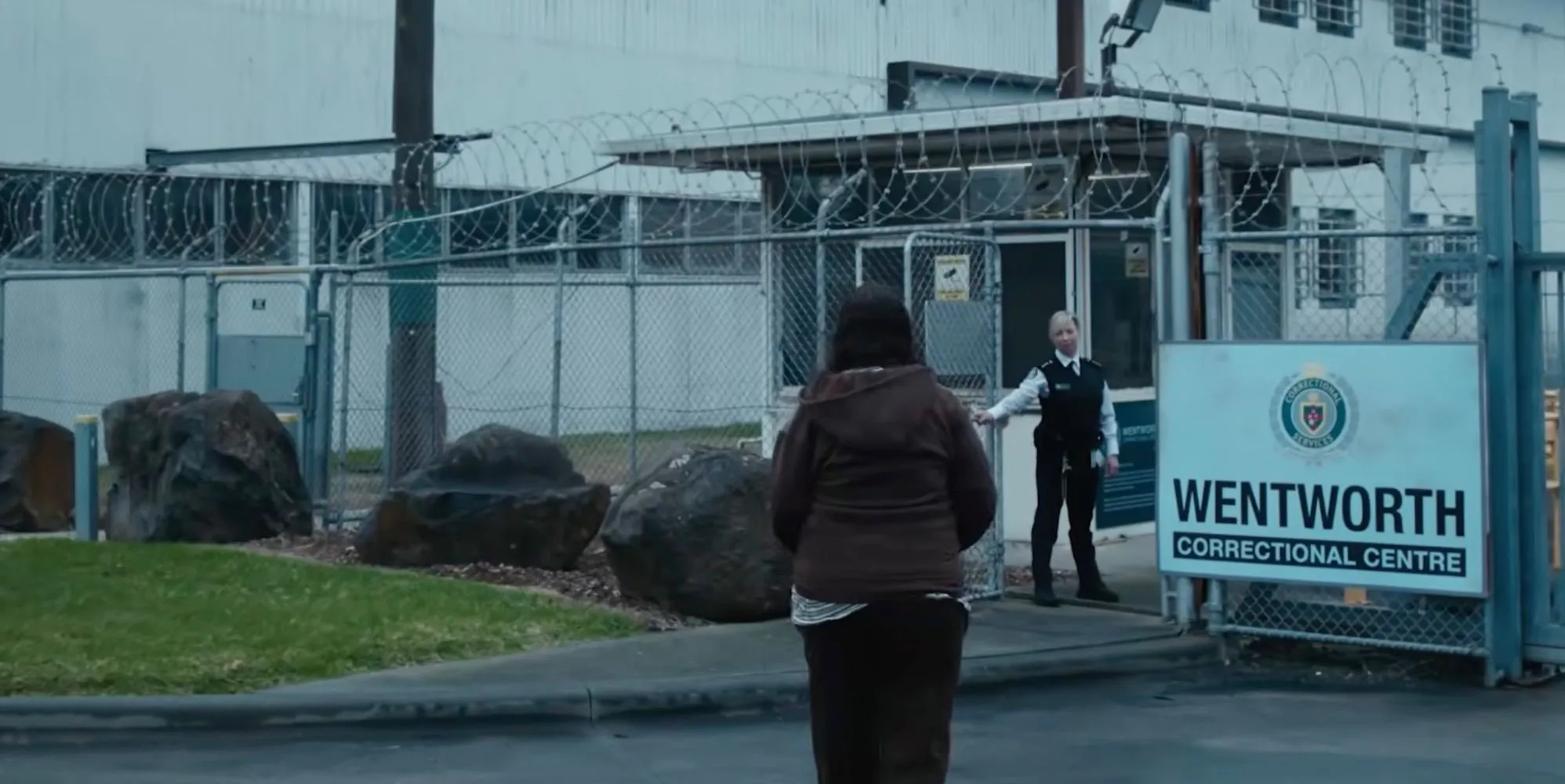 L'officier Smiles renvoie Boomer alors qu'elle quitte Wentworth