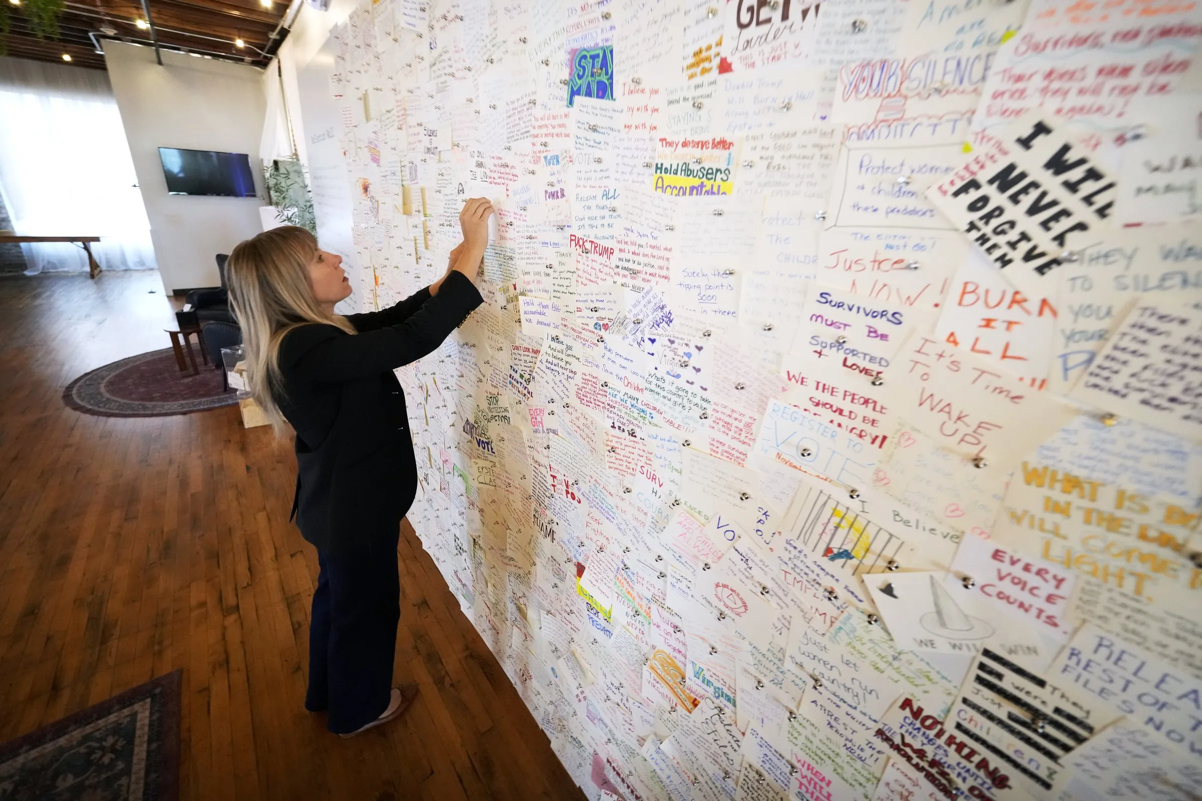 DES MOINES, IOWA - SEPTEMBRE 22 : la candidate démocrate au Congrès de l'Iowa, Sarah Trone Garriott, laisse un message sur un testament lors d'une visite du