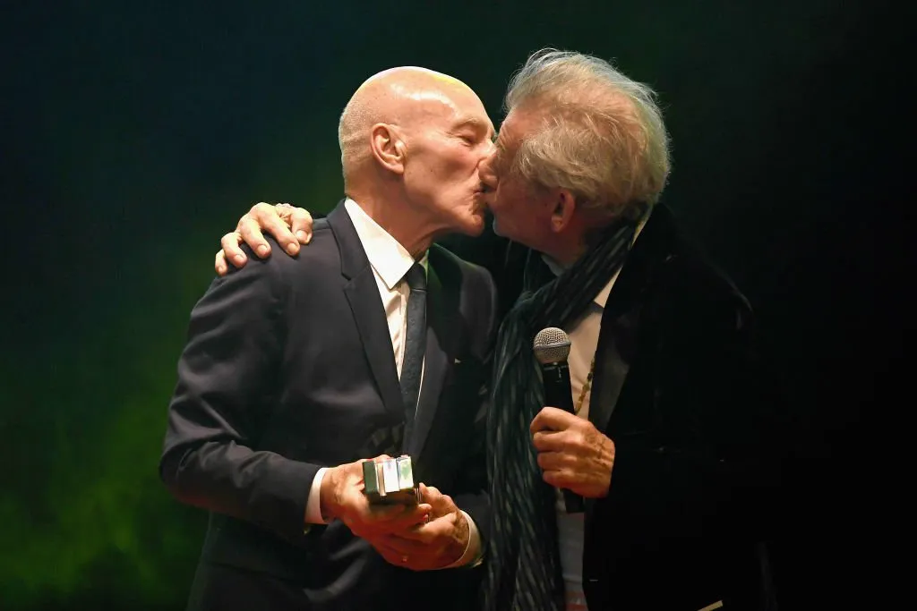 Sir Ian McKellen embrasse Sir Patrick Stewart sur scène alors qu'il lui remet le prix Empire Legend