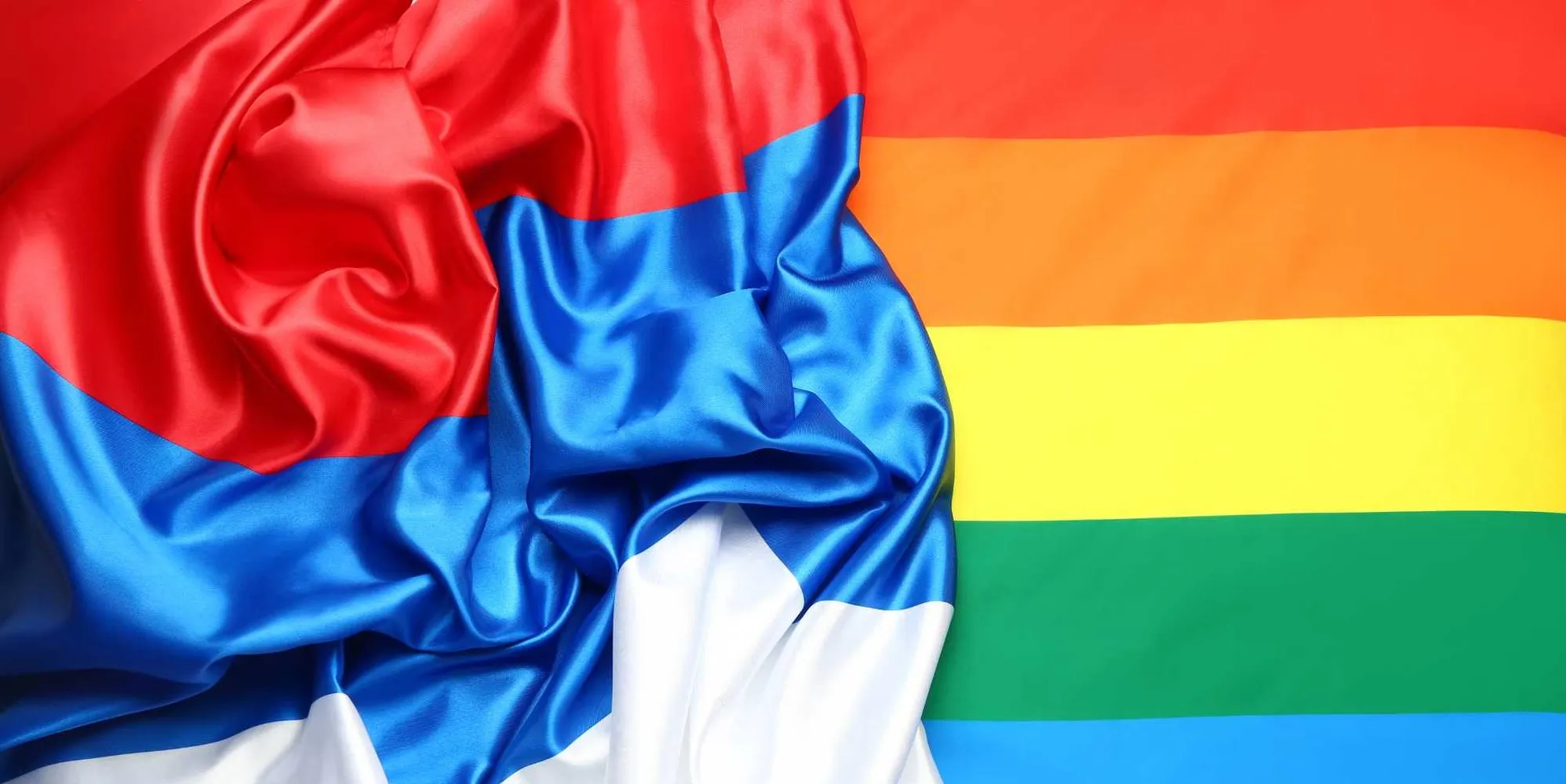 Drapeau russe à côté du drapeau de la fierté arc-en-ciel