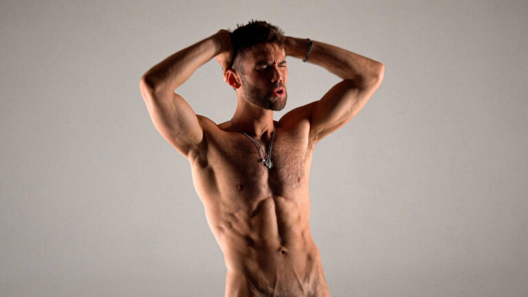 Grant Knoche se déshabille dans le nouveau clip provocateur de « STRIPPED » Logo