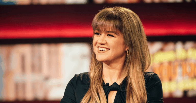 Kelly Clarkson dit qu'elle « aime l'IA » mais souhaite que la musique IA reste hors des charts humains Kelly Clarkson dans le Kelly Clarkson Show.