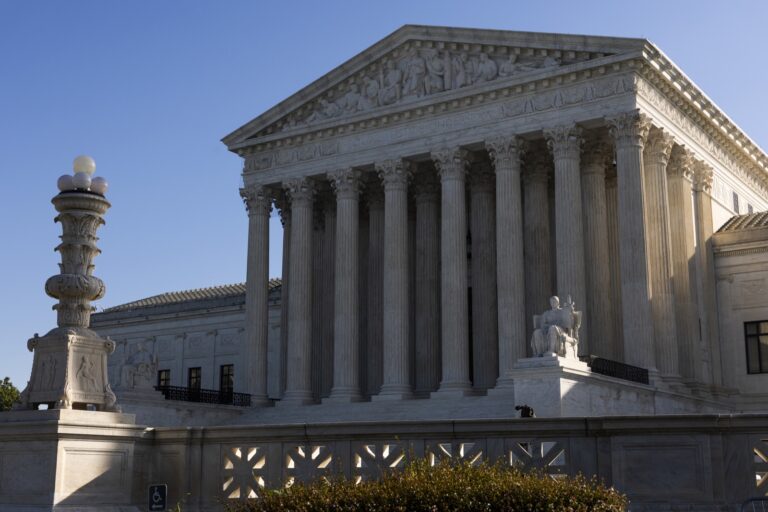 La Cour suprême rejette la proposition de Trump de supprimer les soins aux personnes trans dans les prisons A protester waves a transgender pride flag outside the U.S. Supreme Court in June 2025.