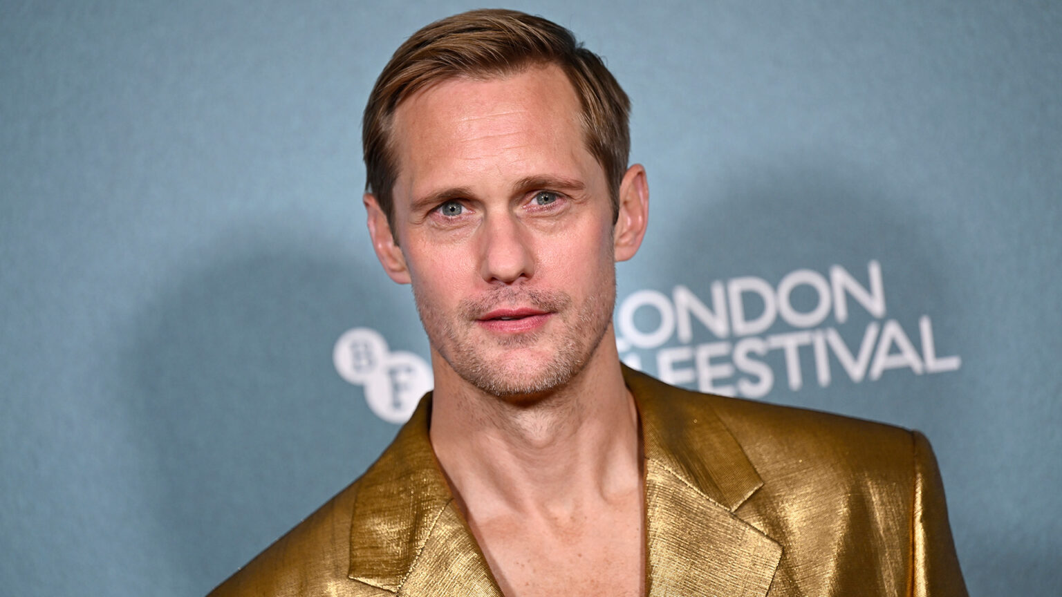 Les chaussures funky d'Alexander Skarsgård font parler les gens lors de la première de « Wicker » Logo