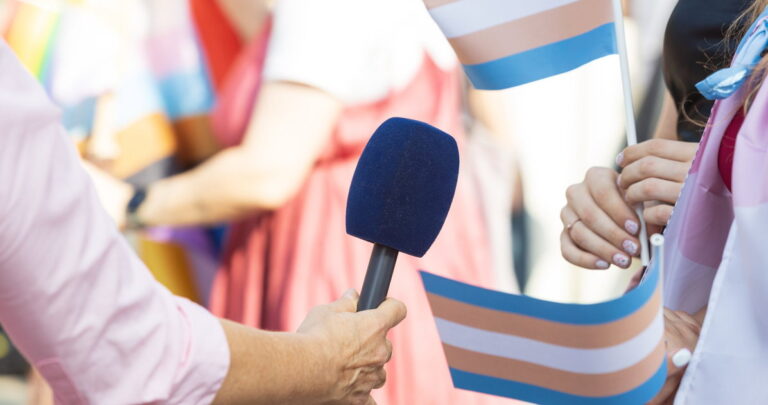 Les journalistes trans sont plus critiques que jamais. Mais leur travail comporte de gros risques. Les journalistes trans sont plus critiques que jamais. Mais leur travail comporte de gros risques.