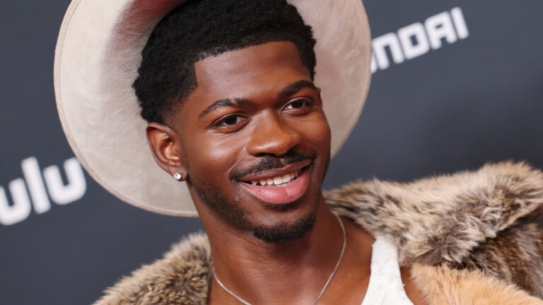 Lil Nas X partage le message vocal affectueux de sa défunte mère avant la nouvelle chanson « World's Greatest » Logo