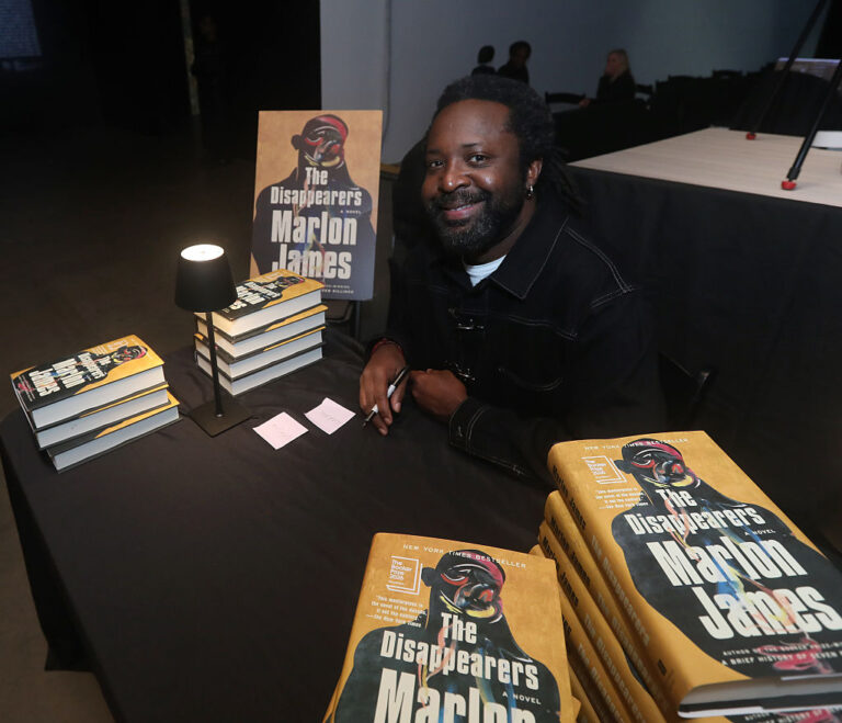 Marlon James, sélectionné par Booker, « Les Disparus » suit des hommes homosexuels après une attaque à Kingston en 1988 Logo