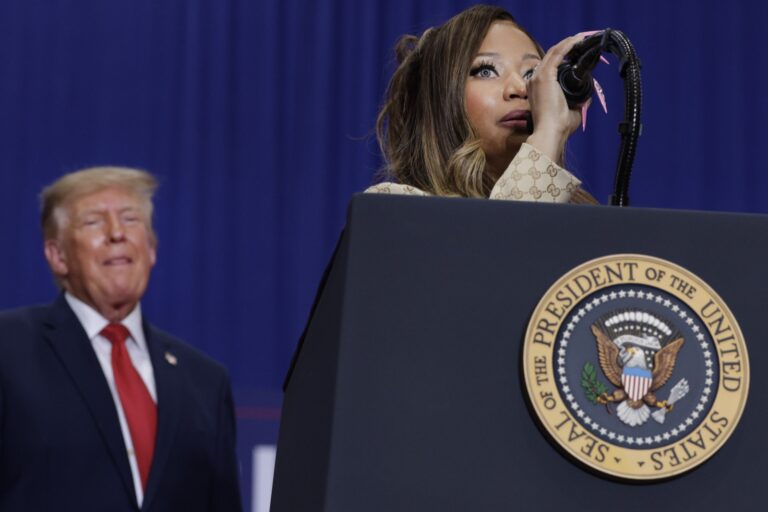 Nicki Minaj cible les soins aux jeunes trans lors du rassemblement de Trump au Michigan Nicki Minaj cible les soins aux jeunes trans lors du rassemblement de Trump au Michigan