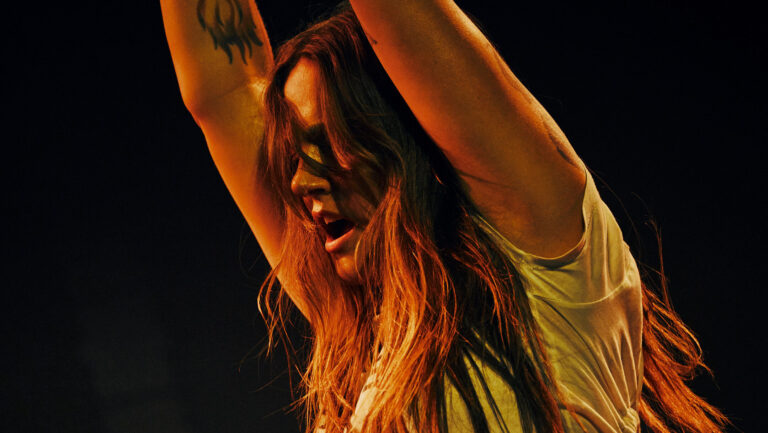 Tove Lo donne vie à « Estrus » au théâtre grec avant de prendre en charge l'afterparty de Tinder à Los Angeles 2026 TOVE LO TINDER AFTERPARTY_TOVE