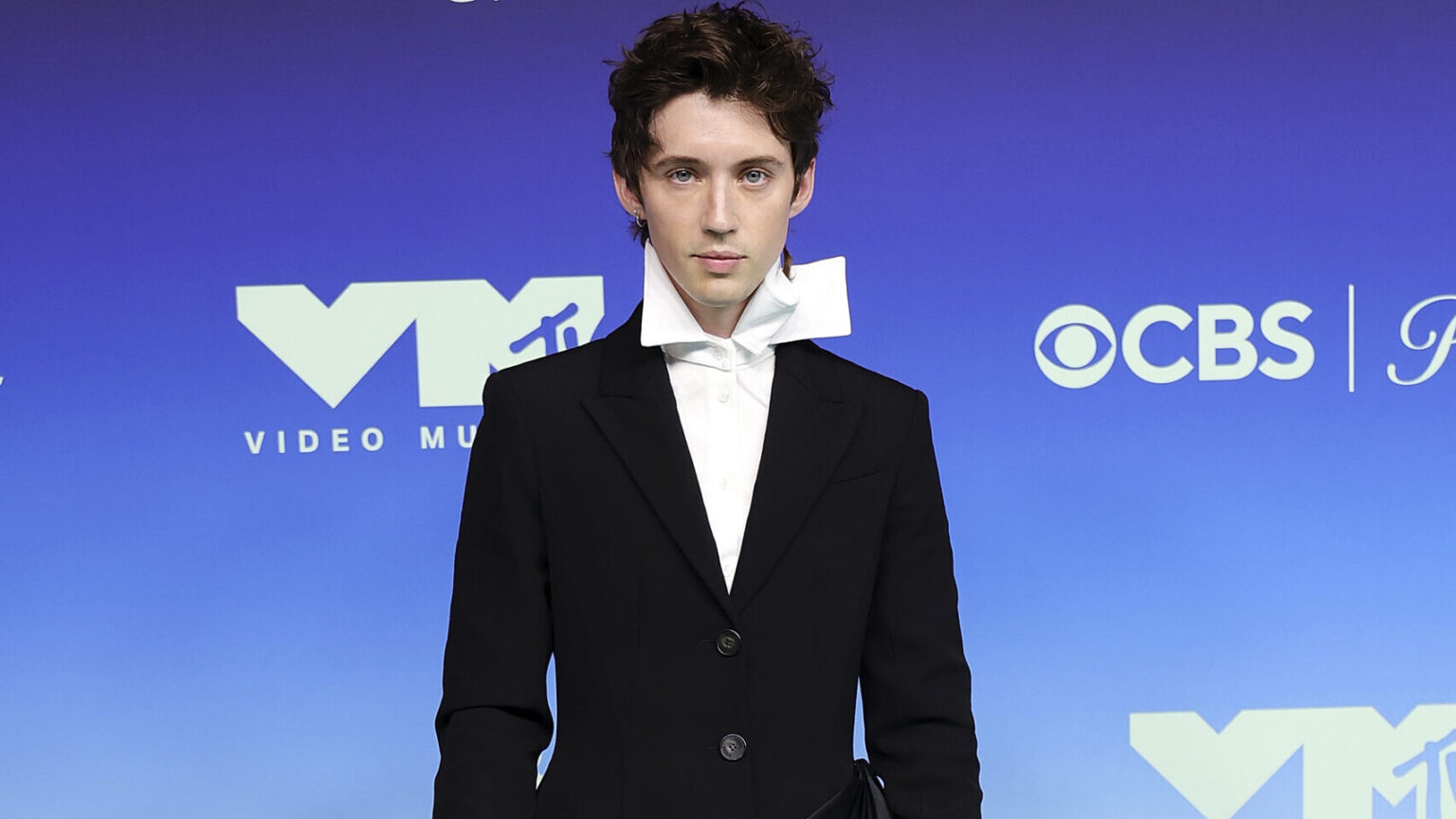 Troye Sivan explique l'inspiration sale derrière le nouveau morceau « Canada Dry » Logo