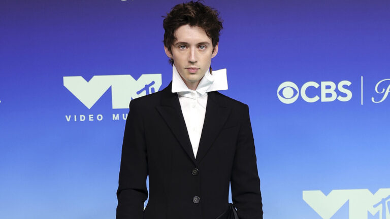 Troye Sivan explique l'inspiration sale derrière le nouveau morceau « Canada Dry » Logo