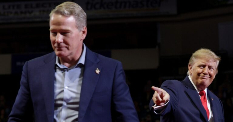 Trump continue de faire l'éloge du cul de Jon Husted. Fox News dit qu'il obtient un laissez-passer « parce qu'il est hétérosexuel » Trump continue de faire l'éloge du cul de Jon Husted. Fox News dit qu'il obtient un laissez-passer "parce qu'il est hétérosexuel"