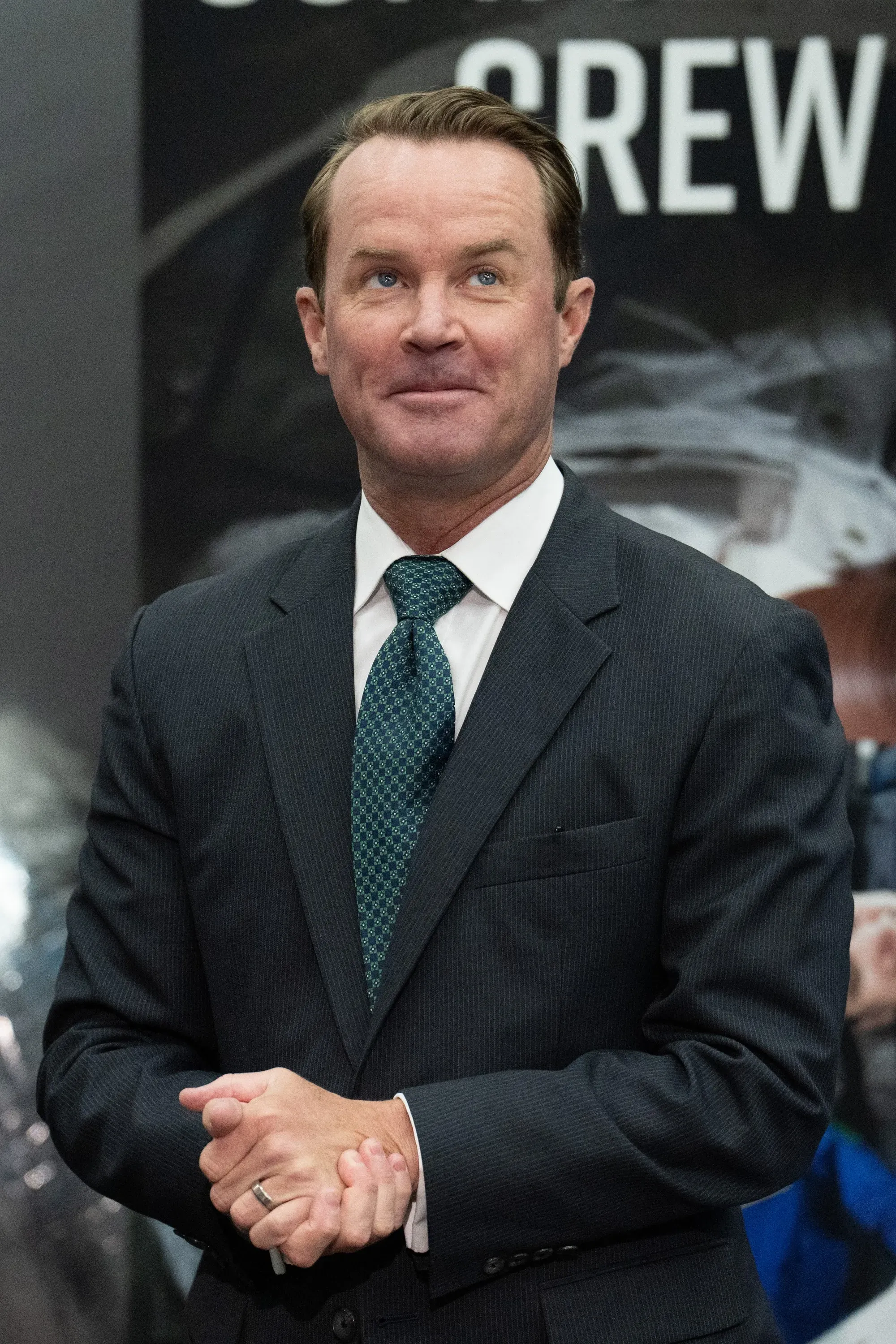 Le président de la Chambre des représentants du Texas, Dade Phelan, arrive pour une conférence de presse concernant l'avenir de l'industrie spatiale au Texas, au Johnson Space Center de la NASA à Houston, au Texas, en mars.